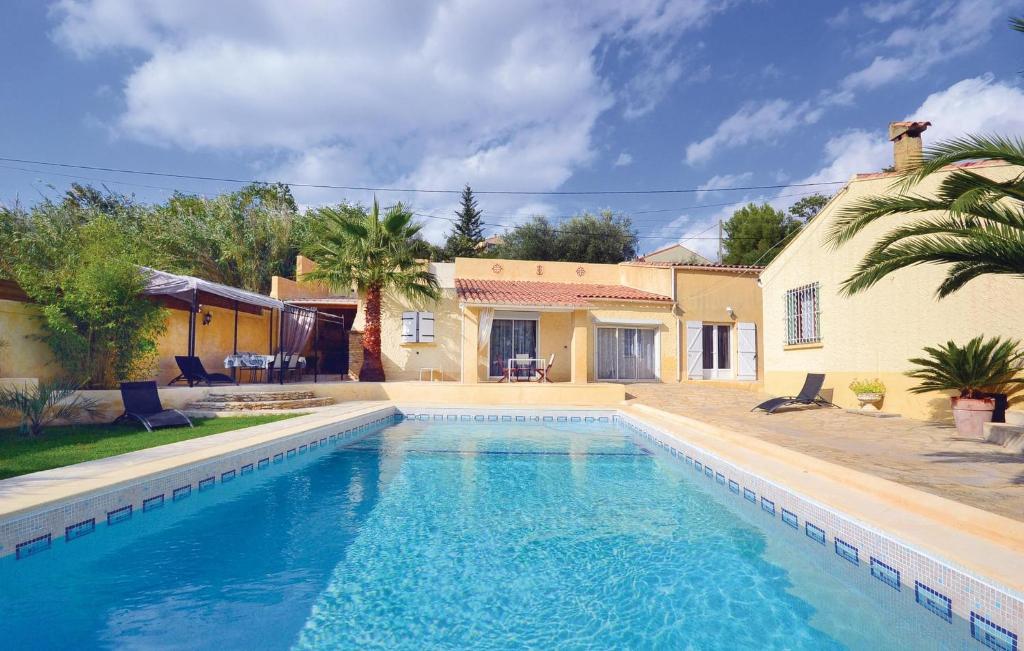 Amazing home in Thziers with 4 Bedrooms, WiFi and Outdoor swimming pool , 30390 Théziers