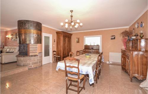 Amazing home in Uchaud with 4 Bedrooms, WiFi and Outdoor swimming pool