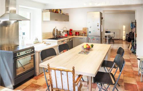 Amazing home in Valras with 4 Bedrooms, WiFi and Outdoor swimming pool