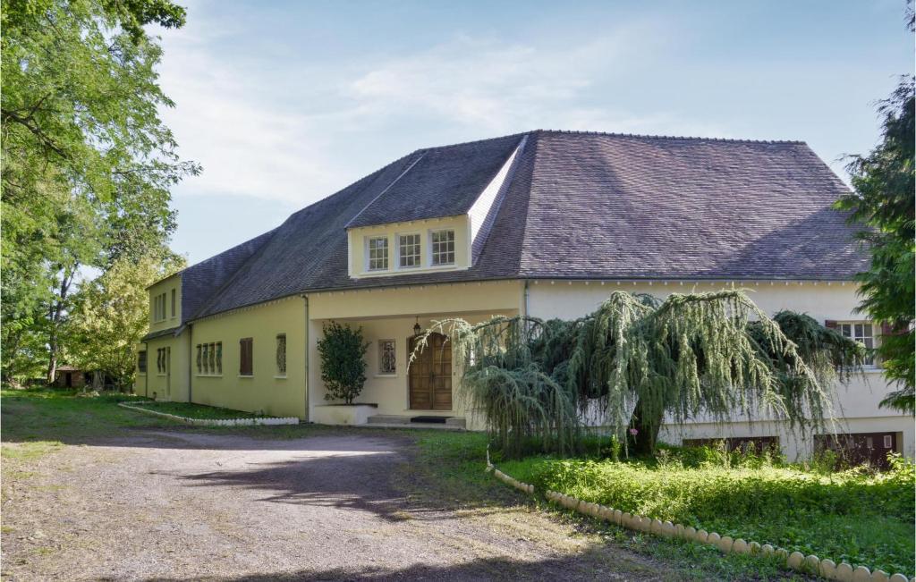 Amazing home in Vierzon with WiFi and 7 Bedrooms , 18100 Vierzon