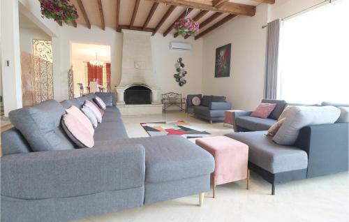 Amazing home in Vierzon with WiFi and 7 Bedrooms
