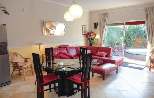Amazing home in Villeneuve les Beziers with 2 Bedrooms, Private swimming pool and Outdoor swimming pool