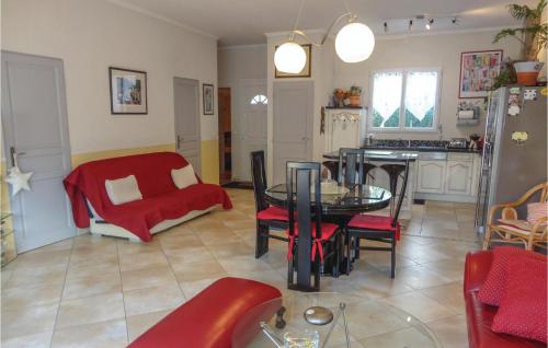 Amazing home in Villeneuve les Beziers with 2 Bedrooms, Private swimming pool and Outdoor swimming pool