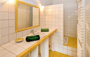 Amazing home in Viols with 4 Bedrooms, WiFi and Outdoor swimming pool