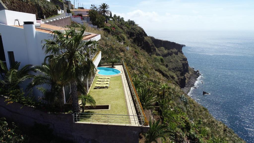 An uninterrupted 180º overlooking the Atlantic Ocean. Estrada do Cristo Rei,375 - Garajau - Caniço - Madeira Island, 9125-057 Caniço