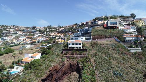 An uninterrupted 180º overlooking the Atlantic Ocean.