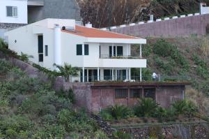 An uninterrupted 180º overlooking the Atlantic Ocean.