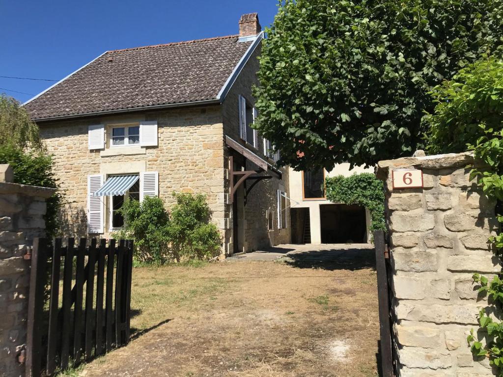 Maison de vacances Ancienne ferme Bourguignonne en bord de rivière, grand terrain arboré, et clos 6 Rue Chevallot 21150 Jailly-les-Moulins