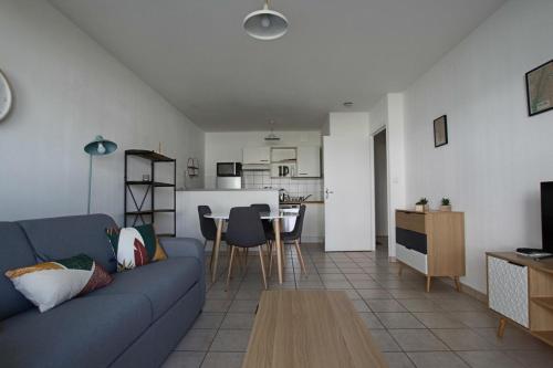 Apartment in a private residence with swimming pool