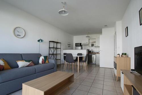 Apartment in a private residence with swimming pool