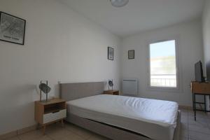 Apartment in a private residence with swimming pool