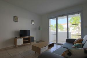 Apartment in a private residence with swimming pool