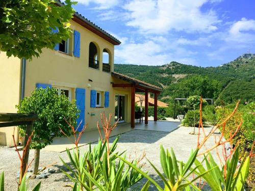 Apartment in Umhausen with garden and barbecue