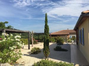Apartment in Umhausen with garden and barbecue