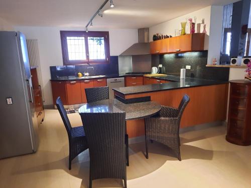 Appart-villa de 130m2 jardin, piscine à 5 min de Menton