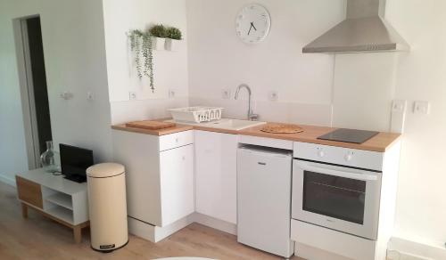 Appartement 2 personnes refait à neuf / cour au calme / centre village