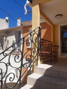 Appartement 2 personnes refait à neuf / cour au calme / centre village