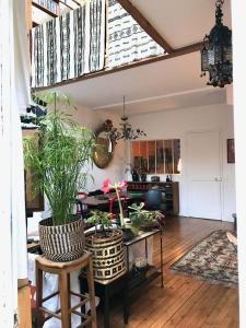Artist House ; private courtyard, Paris center