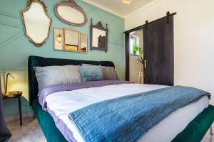 Arty vintage townhouse near the Ria Formosa, Olhao