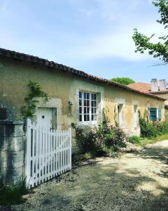 Maison de vacances As seen on A New Life in The Sun - Beautiful 3 bedroom cottage with shared pool Les Bouchiers 16620 Montboyer -1