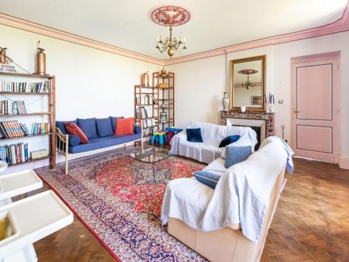 Attractive castle in Cezac with private pool