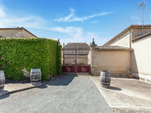 Attractive castle in Cezac with private pool
