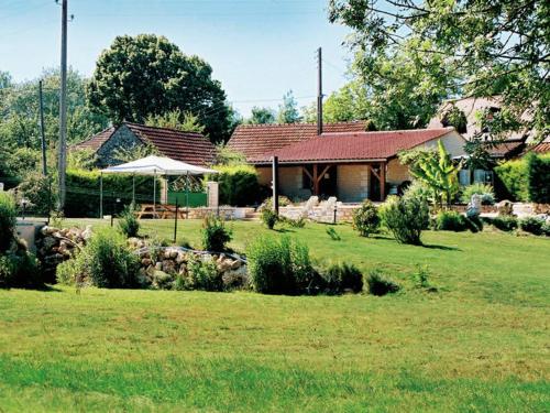 Attractive holiday home in Montcl ra with pool