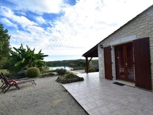 Attractive holiday home in Montcl ra with pool