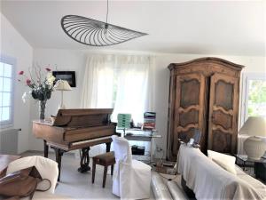 Attractive, Provencal villa with heated private pool and extensive views