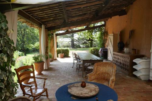 Authentic and spacious Provencal building