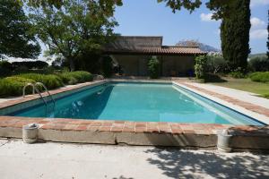 Authentic and spacious Provencal building