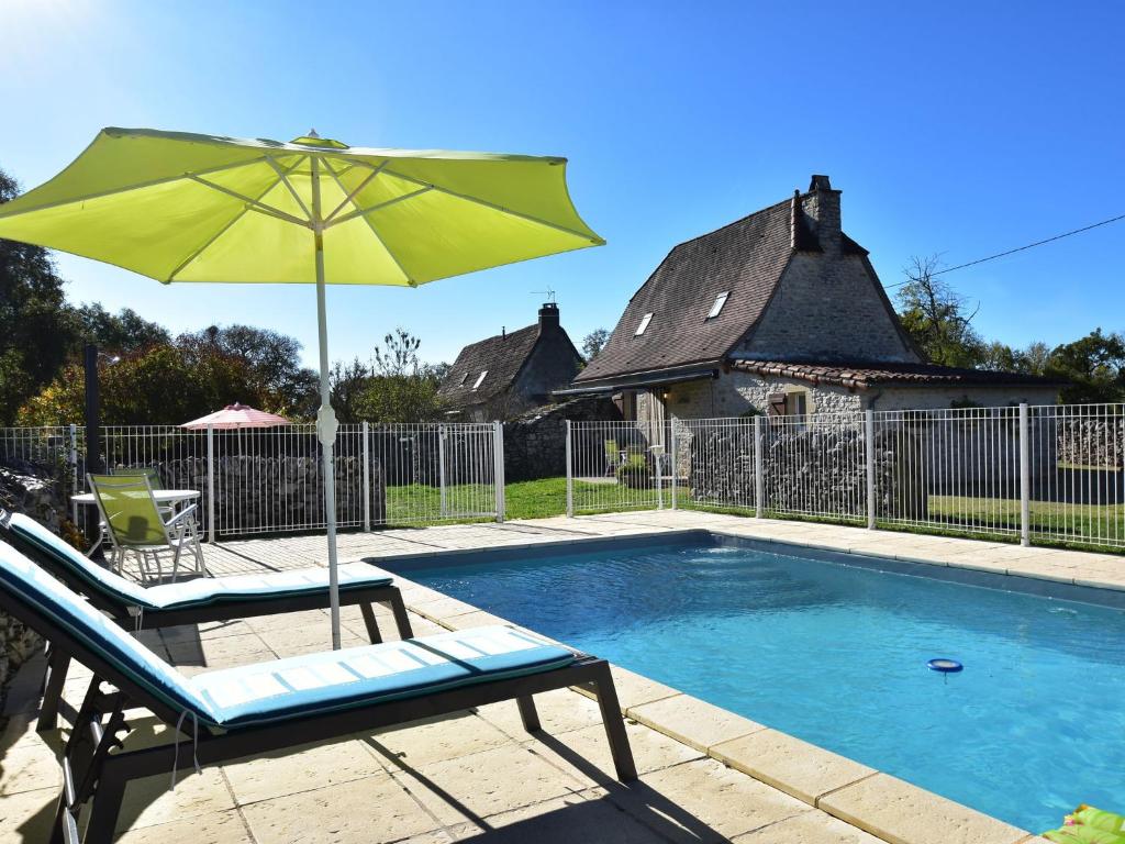 Maison de vacances Authentic holiday home with private swimming pool and stunning view in France  46500 Rignac