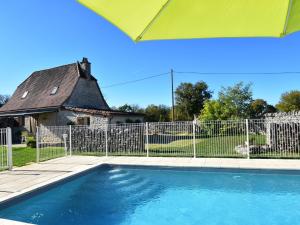 Maison de vacances Authentic holiday home with private swimming pool and stunning view in France  46500 Rignac Midi-Pyrénées