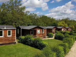 Authentic mobile home in the Dordogne with shared swimming pool