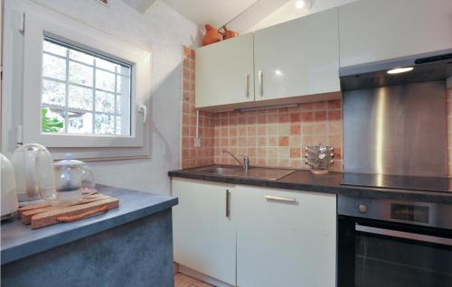 Awesome apartment in La Gaude with WiFi, Outdoor swimming pool and Swimming pool
