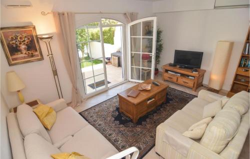 Awesome home in Aigues-Mortes with 3 Bedrooms and WiFi
