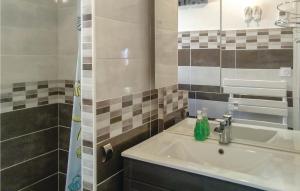 Awesome home in Angles with 4 Bedrooms and WiFi