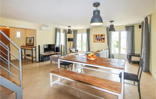 Awesome home in Aubignan with 4 Bedrooms, Private swimming pool and Outdoor swimming pool