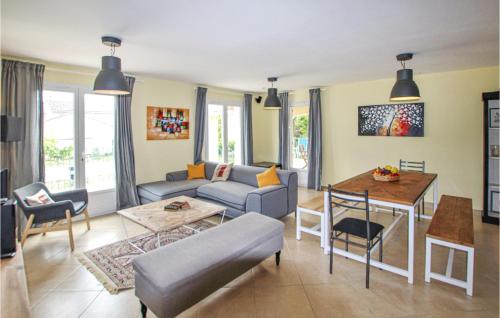 Awesome home in Aubignan with 4 Bedrooms, Private swimming pool and Outdoor swimming pool