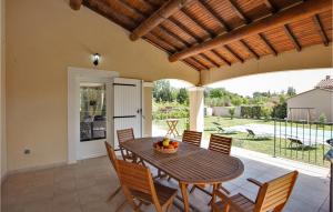 Awesome home in Aubignan with 4 Bedrooms, Private swimming pool and Outdoor swimming pool