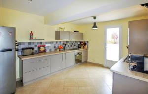 Awesome home in Aubignan with 4 Bedrooms, Private swimming pool and Outdoor swimming pool