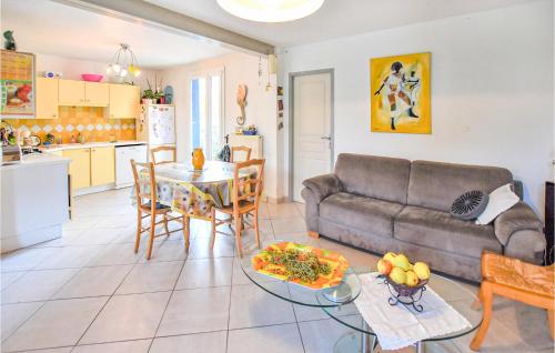 Awesome home in Avignon with 4 Bedrooms, Private swimming pool and Outdoor swimming pool