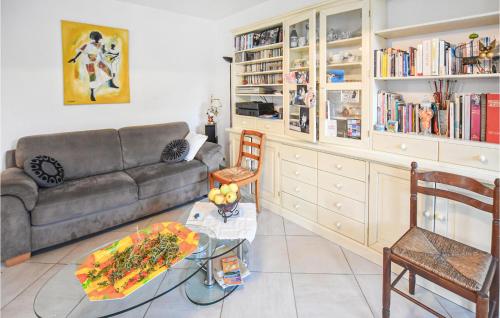 Awesome home in Avignon with 4 Bedrooms, Private swimming pool and Outdoor swimming pool