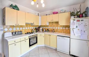 Awesome home in Avignon with 4 Bedrooms, Private swimming pool and Outdoor swimming pool