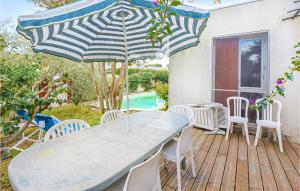 Awesome home in Avignon with 4 Bedrooms, Private swimming pool and Outdoor swimming pool