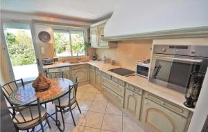 Awesome home in Bagnols en Fort with 3 Bedrooms, Outdoor swimming pool and Swimming pool