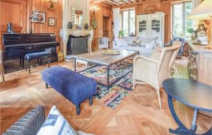 Awesome home in Barbery with 6 Bedrooms and WiFi