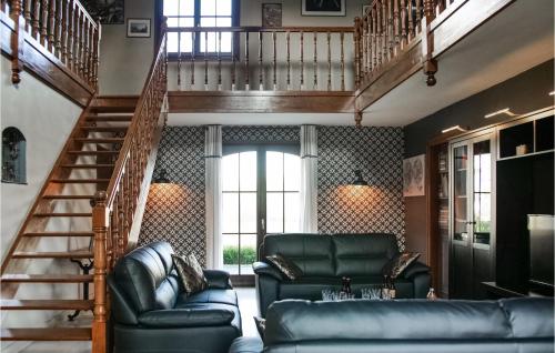 Awesome home in Bray-ls-Mareuil with 5 Bedrooms