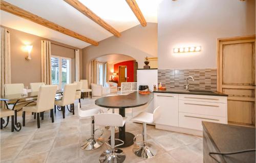 Awesome home in Cadenet with 3 Bedrooms, WiFi and Outdoor swimming pool