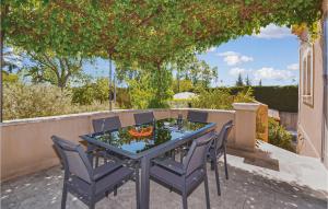 Awesome home in Cadenet with 3 Bedrooms, WiFi and Outdoor swimming pool